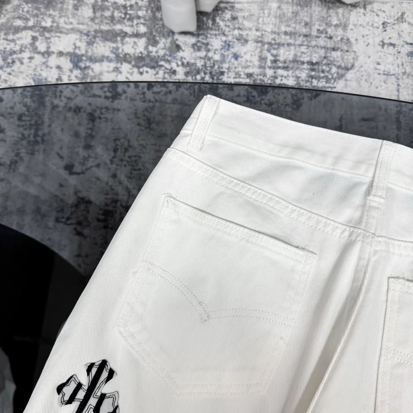 P250 Chrome Hearts CH Miami white and green limited edition cross patch leather jeans. Original purchased and printed. Really restores the ultimate texture of Vintage. Special Italian cowhide print and cut. Customized sheepskin three-layer thick line leather. The whole body is spliced in heavy water washing process. Craftsmen hand-splash ink. You can see the details. Three-dimensional cutting version. Loose and comfortable. Not picky on the figure. Makes you taller and slimmer. Factory Seiko. Original quality control. Same style for men and women. Can be matched with couples. Versatile recommendation. Necessary jeans for all seasons Color: white and green Size: S-XL (corresponding to 28-34)